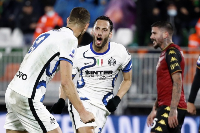 Serie A'da 14. haftasında Inter, deplasmanda Venezia`yı 2-0 mağlup ettiği maçta. Zirve takibini devam ettiren Inter`in ilk golünü 34. dakikada milli futbolcumuz Hakan Çalhanoğlu kaydetti.