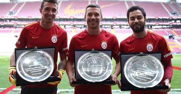 Galatasaray’da 3 yıldıza plaket verildi