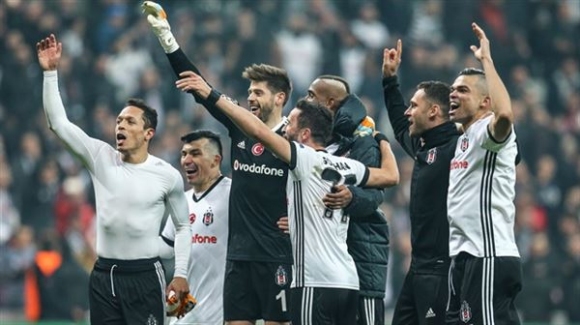 Beşiktaş'ta Şok Sakatlık! Yıldız Oyuncu Isınma Sırasında Sakatlandı