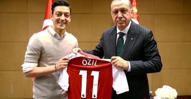 Julian Brandt'tan Mesut Özil'e destek!