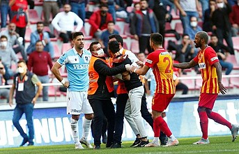 Kayserispor - Trabzonspor maçında skandal! Bakasetas'a...
